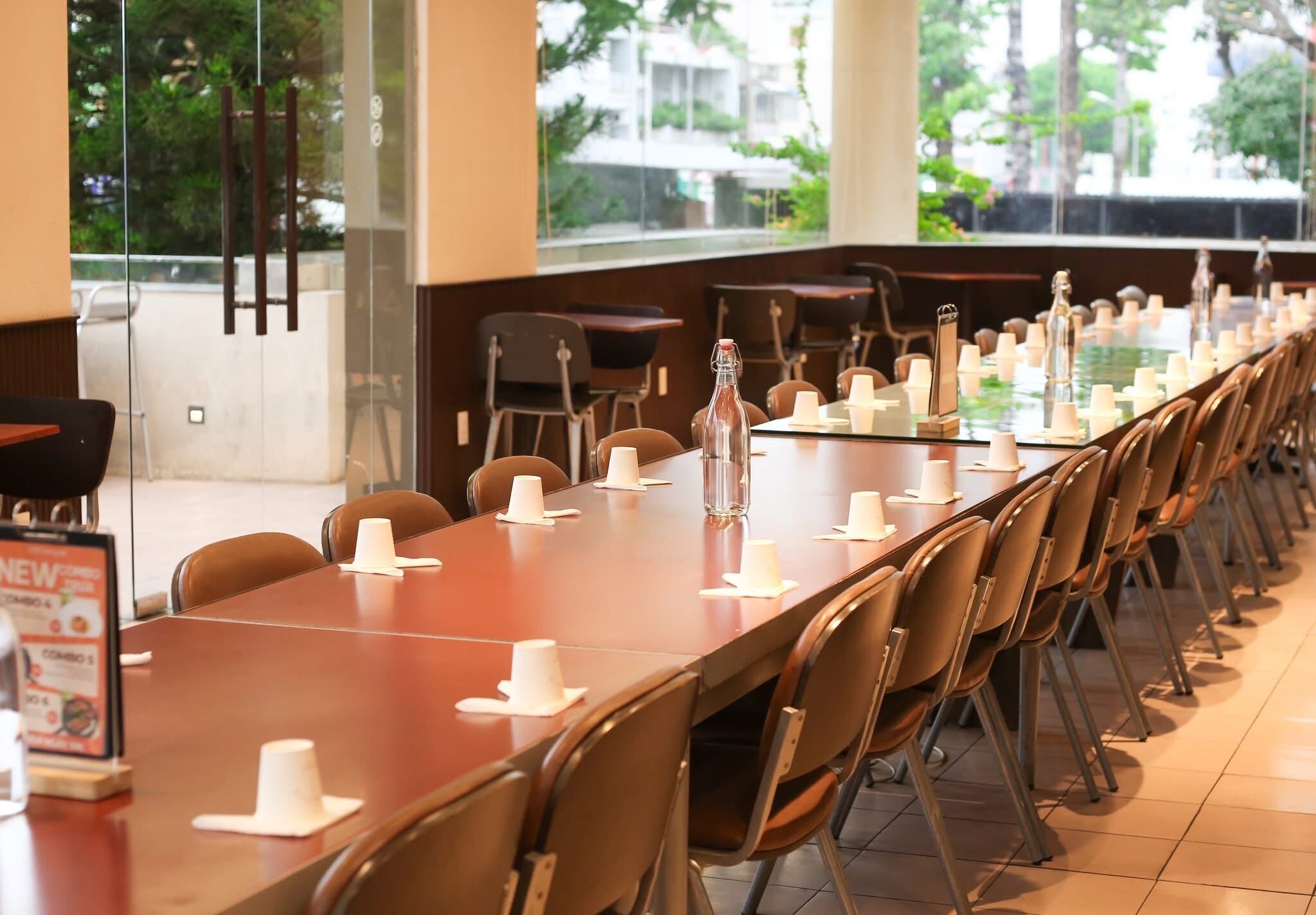 Bàn dài cạnh cửa kính lớn, nhiều ánh sáng tự nhiên